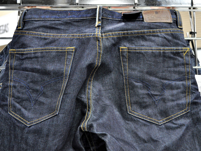 how to remove oil stains from clothes with baking soda