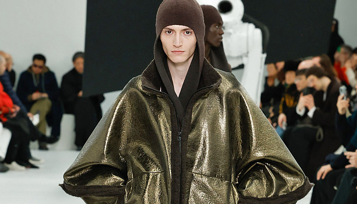 IM Men Issey Miyake 2025-2026 Fall Autumn Winter Mens Runway - Paris Fashion Week Mens Homme Automne Hiver - Tank Top Ribbed Embossed Engraved Caftan Kaftan Headscarf Draped Knit Check Shawl Fringes Turtleneck Poncho Robe Cloak Oversized Pleats Blazer Jacket Square Neck Metallic Triangular Outerwear Trench Coat Parka Quilted Puffer Hood Wide Leg Baggy Loose Tapered Wrapped Boots Handbag